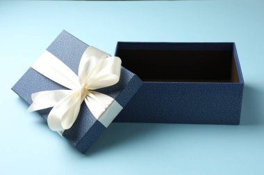 Açık mavi kapaklı güzel bir hediye kutusu, yakın plan.