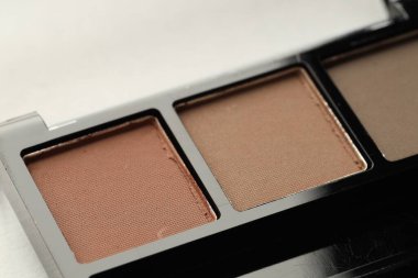 Beyaz arka planda güzel bir göz falı, yakın plan