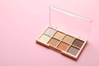 Açık pembe arka planda güzel bir göz falı paleti. Metin için boşluk