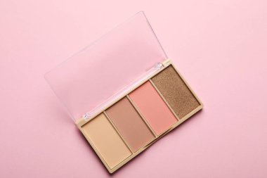 Açık pembe arkaplanda güzel bir kontur paleti, üst görünüm