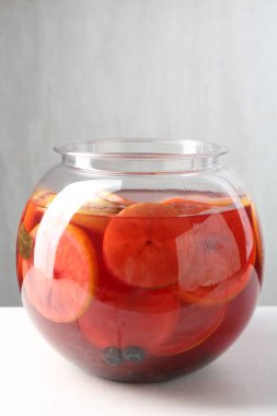 Beyaz masada lezzetli meyveli punç. Tazeleyici içecek.