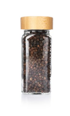 Beyaza izole edilmiş cam kavanozdaki biberler. Aromatik baharat