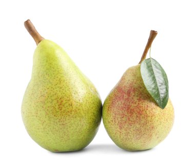 İki taze olgun armut beyaz izole