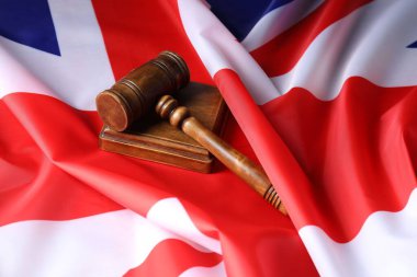 Birleşik Krallık bayrağında yargıç tokmağı