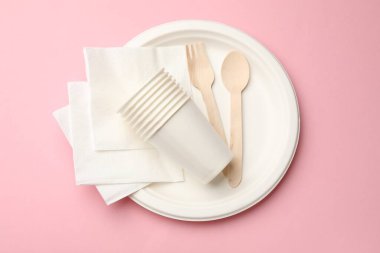 Pembe arka planda tek kullanımlık tablo takımı, üst görünüm