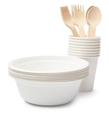 Tek kullanımlık sofra takımı beyaz üzerine izole edildi