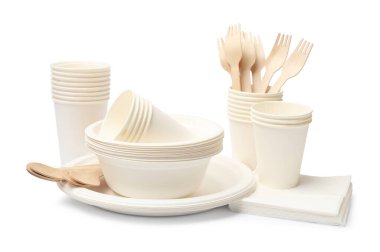 Tek kullanımlık sofra takımı beyaz üzerine izole edildi