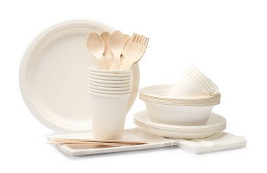 Tek kullanımlık sofra takımı beyaz üzerine izole edildi