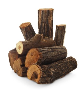Kesilmiş odun yığını beyaza izole edilmiş.