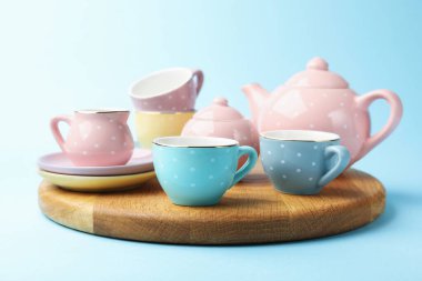 Açık mavi arka plandaki çocuklar için güzel seramik çay seti, yakın plan.
