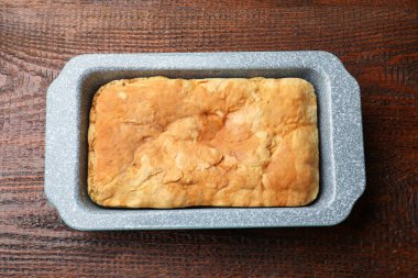 Ahşap masadaki fırında pişmiş mısır ekmeği.