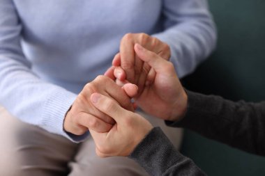 Oğlu ve annesi el ele tutuşup, yakınlaşmışlar.