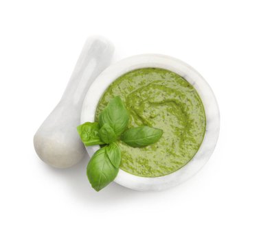 Taze pesto soslu havan topu. Fesleğen yapraklı ve kabuklu.