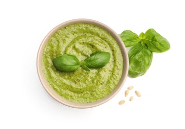 Taze pesto sosu, fesleğen ve çam fıstığı beyaza izole edilmiş.