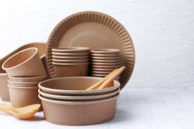 Tek kullanımlık sofra takımı beyaz fayanslı masaya, yakın çekim. Metin için boşluk