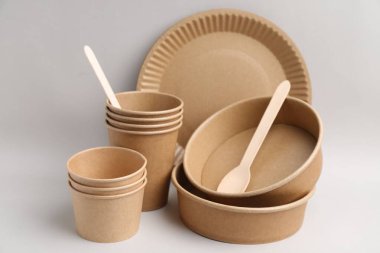 Açık gri arkaplanda tek kullanımlık sofra takımı, yakın plan