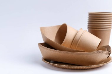 Beyaz arkaplanda tek kullanımlık sofra takımı, yakın plan. Metin için boşluk