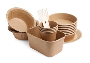 Tek kullanımlık sofra takımı beyaz üzerine izole edildi