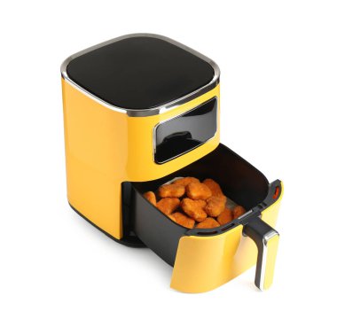 Pişmiş tavuk nuggetlı kızartma makinesi beyaz üzerine izole edilmiş.