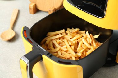 Kızartmalı kızartma makinesi ışık masasında, yakın plan.