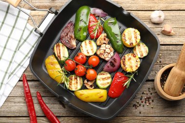 Tavada ızgara sebze ve baharat, ahşap masa, düz yatıyordu.