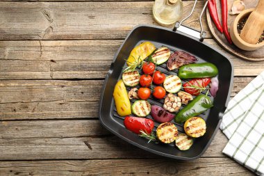 Ahşap masada ızgara sebze ve baharatlı tava. Metin için boşluk