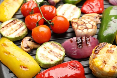 Izgara sebze ve baharatlı tava, yakın plan.