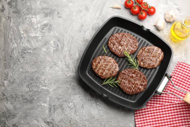 Izgara köfteli tava, domates ve baharatlı gri masa, düz yatak. Metin için boşluk