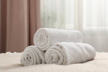 Kapalı yerde beyaz havlular sarılmış, yakın plan.