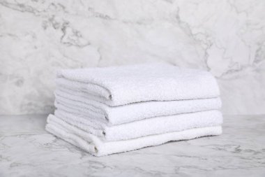 Mermer masaya beyaz havlu yığını, yakın plan.