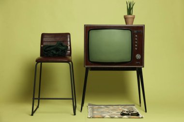 Retro TV seti ve zeytin arka planında kullanılan diğer şeyler
