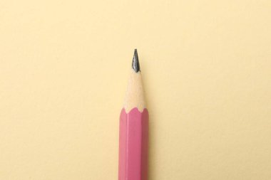 Bej arka planda keskin bir grafit kalem, üst görünüm