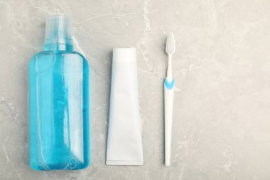 Ağız gargarası, diş fırçası ve diş macunu açık mermer masa, düz uzanma