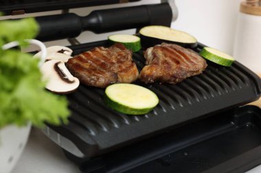 Lezzetli etli et, sebze ve mantarlı ızgara, yakın plan.