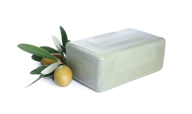 Doğal sabun, zeytin ve yapraklar beyaz üzerine izole edilmiş.