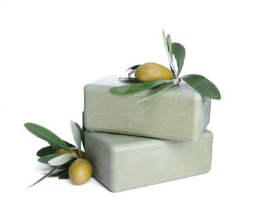 Doğal sabun barları, zeytinler ve yapraklar beyaz üzerine izole edilmiş.