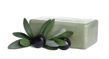 Doğal sabun, zeytin ve yapraklar beyaz üzerine izole edilmiş.