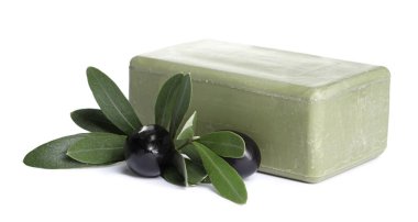 Doğal sabun, zeytin ve yapraklar beyaz üzerine izole edilmiş.