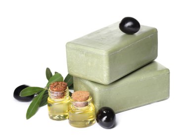 Doğal sabun barları, yağ, zeytin ve yapraklar beyaza izole edilmiş.