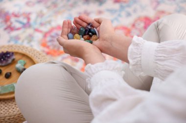 Kapalı mekanlarda farklı güzel taşları olan bir kadın, yakın plan.