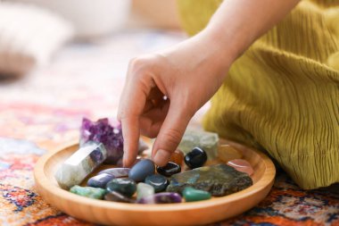 Kapalı mekanlarda farklı güzel taşları olan bir kadın, yakın plan.