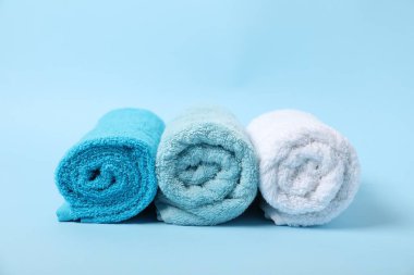 Açık mavi arkaplanda taze havlular