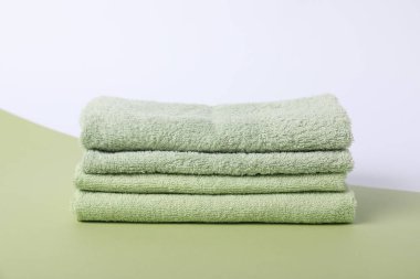 Renk arkaplanına taze havlu yığını