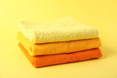 Sarı arka planda taze havlu yığını, yakın plan.