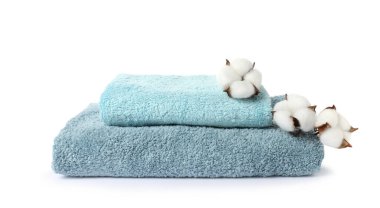 Bir yığın taze havlu ve pamuk çiçekleri beyaz üzerine izole edilmiş.