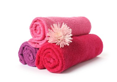 Yuvarlak temiz havlu ve çiçek beyazın üzerinde izole edilmiş.
