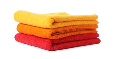 Beyaz üzerine izole edilmiş taze havlu yığını.