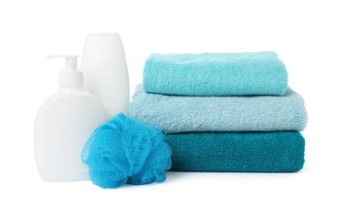 Taze havlu yığını, kozmetik ürünler ve sünger beyaza izole edilmiş.