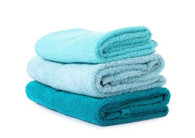 Beyaz üzerine izole edilmiş taze havlu yığını.