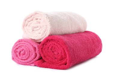 Yuvarlanan temiz havlular beyazda izole edilmiş.